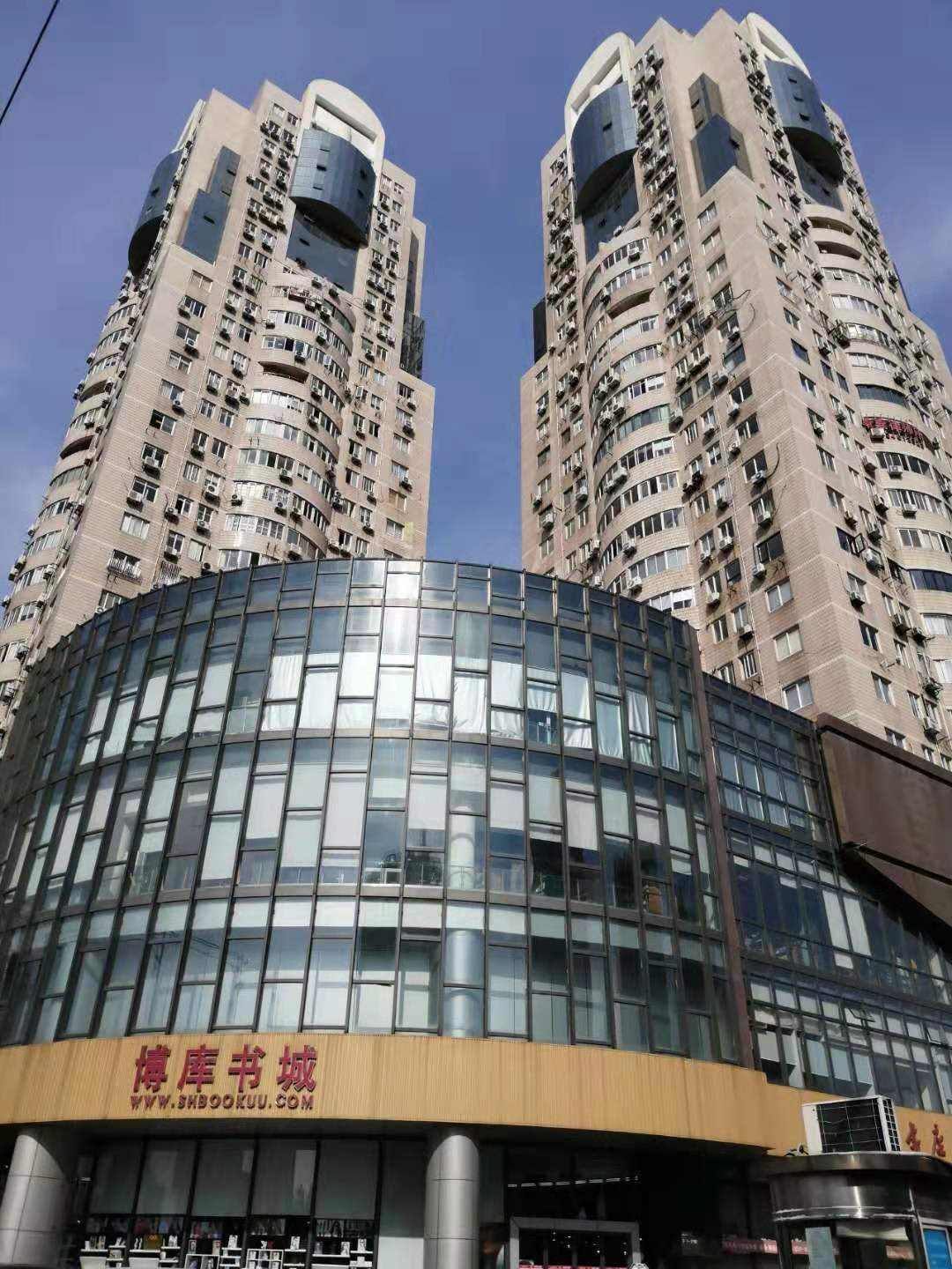獅城怡安環(huán)線廣場物業(yè)服務(wù)中心多措并舉，解決了老舊樓宇的環(huán)境頑疾