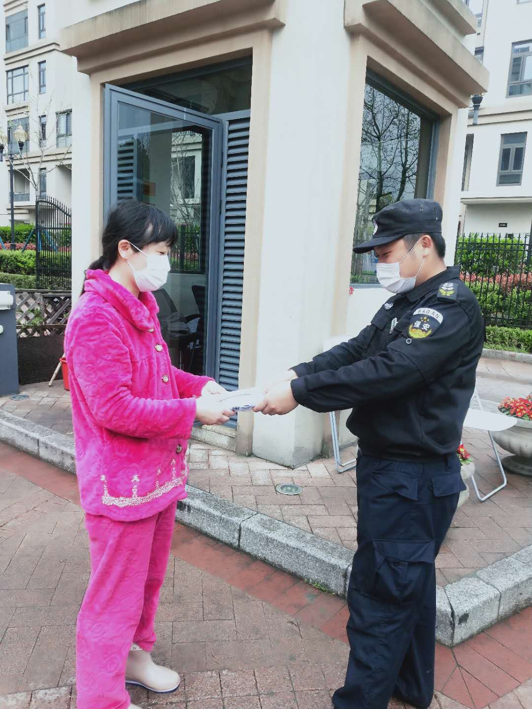 并肩的戰(zhàn)“疫”，暖心的投遞！