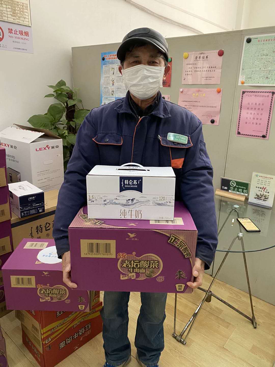 并肩的戰(zhàn)“疫”，暖心的投遞！