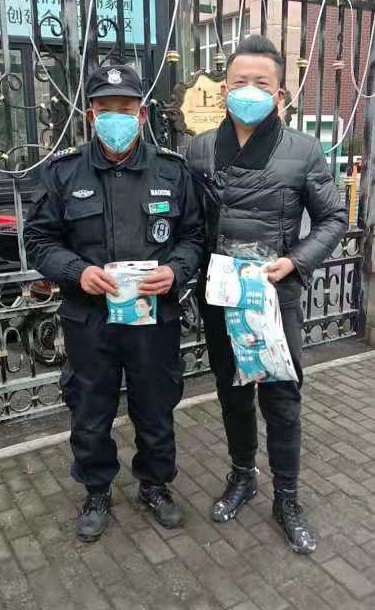 并肩的戰(zhàn)“疫”，暖心的投遞！
