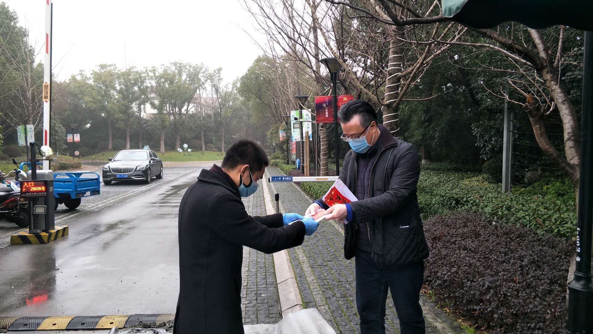 并肩的戰(zhàn)“疫”，暖心的投遞！
